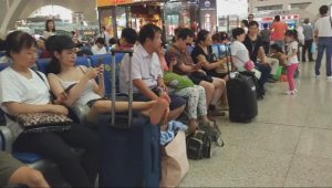 文艺MM候车豪放的坐姿[0123]