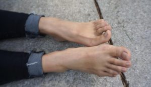 小寒酷暑下脱鞋晾脚