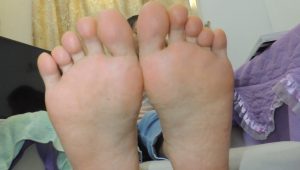 妹子秋冬脱下名牌鞋袜揉搓供你赏心悦目