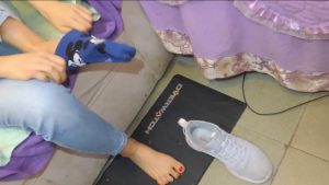 妹子秋冬脱下名牌鞋袜揉搓供你赏心悦目