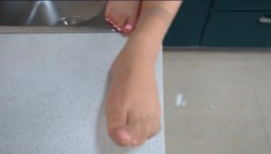 牙刷挠可爱妹子的小脚丫