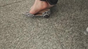 候车室的两个嫩足MM[0101]