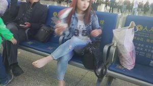 候车室的两个嫩足MM[0101]