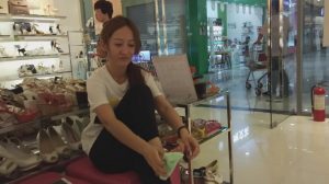 两个嫩足MM一边穿鞋一边讨论他们的袜子[0120]