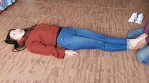 妹纸突发休克宿管大叔救人趁机摸脚(1080P)