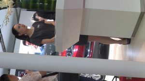 好身材美女站立玩鞋