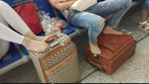 候车室短丝少妇脱鞋晾脚动作很多好似摸拍[0523]