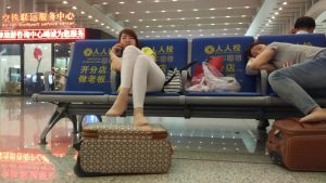 候车室短丝少妇脱鞋晾脚动作很多好似摸拍[0523]