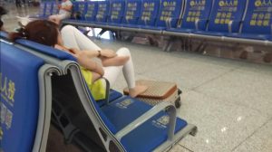 候车室短丝少妇脱鞋晾脚动作很多好似摸拍[0523]