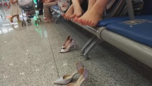 近距离俯仰视结合全方位展示两位美女的玉足