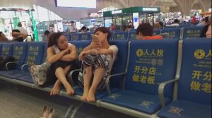 近距离俯仰视结合全方位展示两位美女的玉足