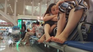 近距离俯仰视结合全方位展示两位美女的玉足