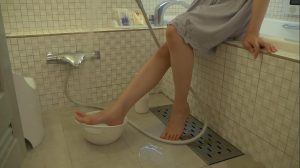 妹子还接受了痛苦的足疗和TK