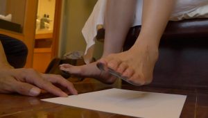 妹子还接受了痛苦的足疗和TK