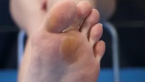 体操服女摔跤手让男子闻臭靴吻汗足