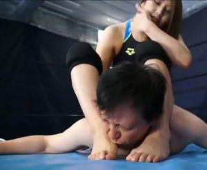 体操服女摔跤手让男子闻臭靴吻汗足