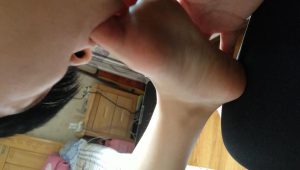 【网友作品】吻棉被熟睡表妹的可爱脚丫