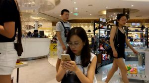 白色连衣裙美女试凉鞋足型堪称完美[0132]