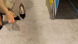 白色连衣裙美女试凉鞋足型堪称完美[0132]