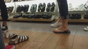 板鞋棉袜MM好纠结到底要选哪个沙滩鞋呢性感的玉足让人大饱眼福[0420]