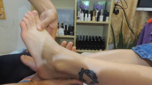 香港实习生脱掉高跟帮她按摩脚底完美嫩白脚