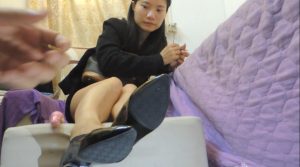 超慢动作脱掉她的鞋与黑色蕾丝船袜长时间揉搓她的脚_clip