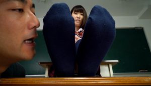 尝百味素足之校服爱好者玲姐的棉袜白嫩裸足(1080P)[MP41.01G]