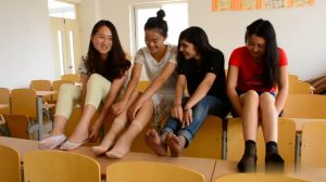 中外美女四人教室展示各色丝袜及裸足