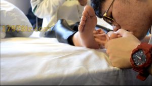 第二次接触小姐姐就亲吻他的裸足-97LZTD-71605