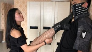 性感网袜铆钉靴女S调教