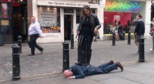 繁华大街公开调狗奴