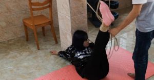 【网友作品】小艾被脱粉棉袜绑着挠玩玉足