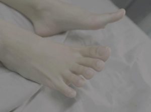 漂亮小姐姐在家中遇到恋足大变态