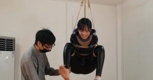 小艾日式捆绑日常服装M脚吊全身离底一米五.双环口球口水直流