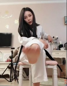 女神晓诺第一视角跆拳道服暴踹极度羞辱女