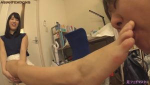 美少妇的性感玉足给恋足男吻舔