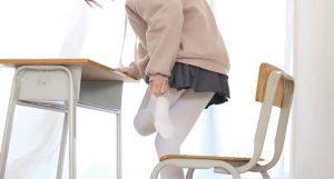 教室里的白丝小白鞋