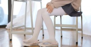 教室里的白丝小白鞋