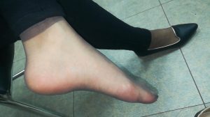 单位小少妇35码小脚丫薄灰丝足特写，原声，1.03G，8分33秒