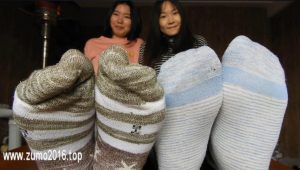 【4K棉袜裸足视频】编号：雪燕1095桌子上展示棉袜裸足