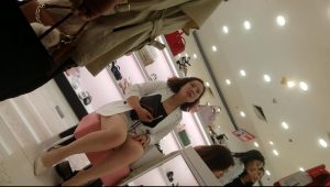 鞋柜丰满少妇白色高跟与闺蜜红色高跟双肉丝试鞋4K视频