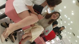 鞋柜丰满少妇白色高跟与闺蜜红色高跟双肉丝试鞋4K视频