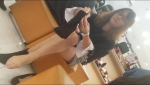 鞋柜眼镜美眉短裙超薄肉丝拉丝脚诱惑试靴4K视频3分29秒