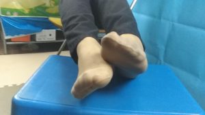 漂亮大三妹子尽情展示肉色短丝袜脚。5分钟