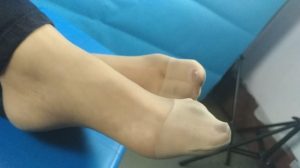 漂亮大三妹子尽情展示肉色短丝袜脚。5分钟