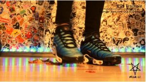 Helga Li女神耐克踩小鱼