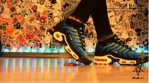 Helga Li女神耐克踩小鱼