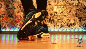 Helga Li女神耐克踩小鱼