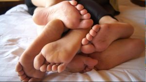 三个美女宾馆“胡搞”，6只美脚给你看太爽啦