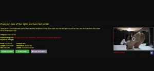 张啾在桌子上展示灵活美足！